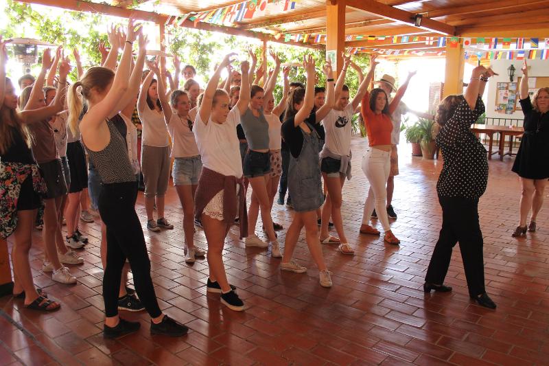 Jugendliche lernen Tanzen auf der Sprachreise Spanien junge Erwachsene