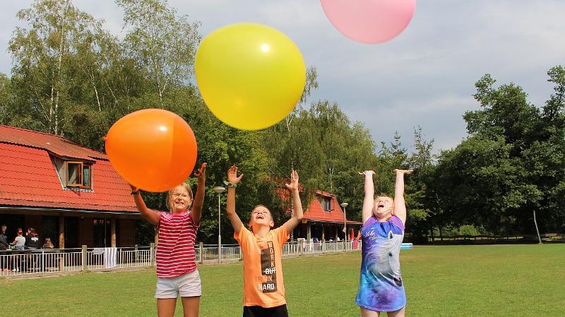 Teilnehmer der Jugendreise Barcelona spielen mit Ballons