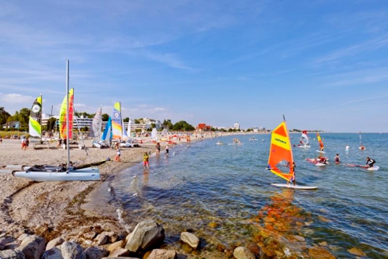 Klares Wasser am Segelsurf-Strand im Jugendcamp Ostsee