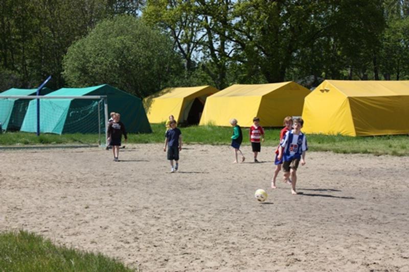 Gruppe Kinder spielt Beach Fußball im Jugendcamp Ostsee