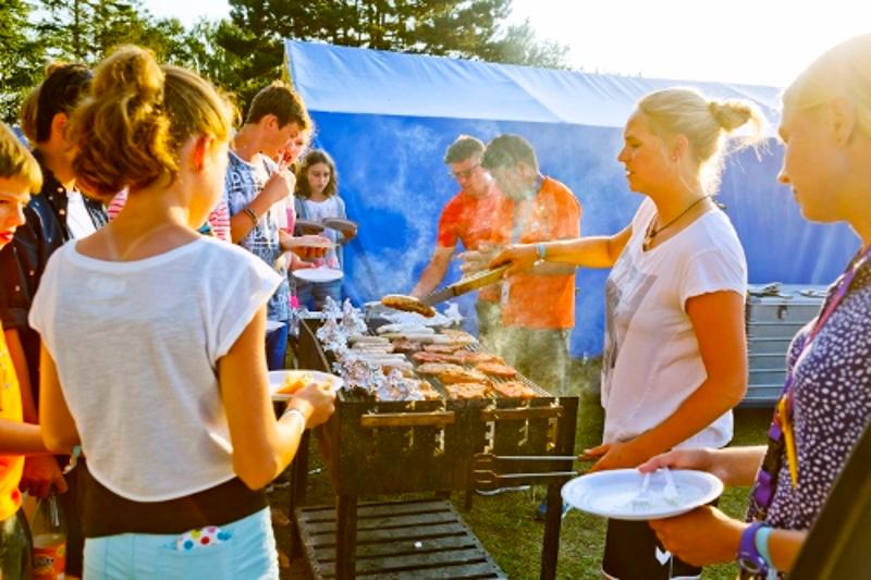 Jugendliche Grillen am Abend im Jugendcamp Ostsee