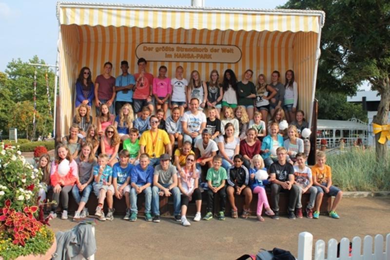 Teilnehmer der Jugendreise Barcelona sitzen im großen Strandkorb