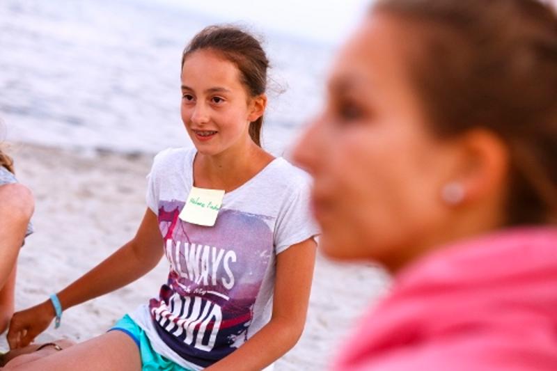 Mädchen spielt Wer-bin-ich auf der Jugendreise Ostsee