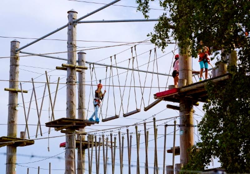Teilnehmer der Jugendreise Barcelona sind im Kletterpark