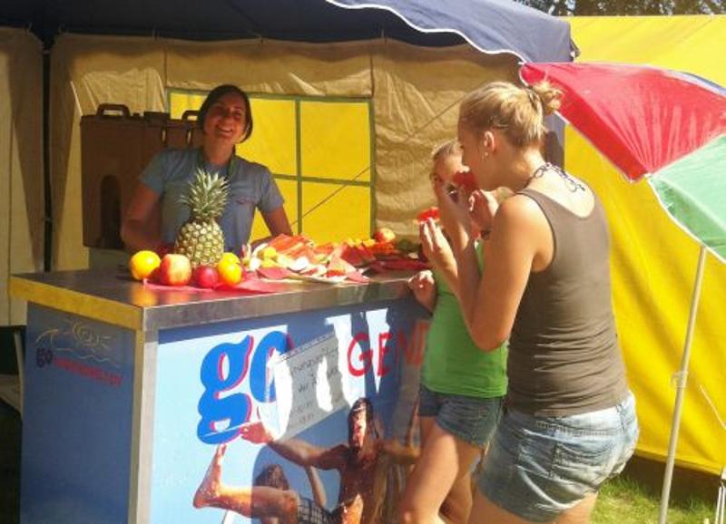Mädchen kaufen sich Früchte im Ostsee Jugendurlaub