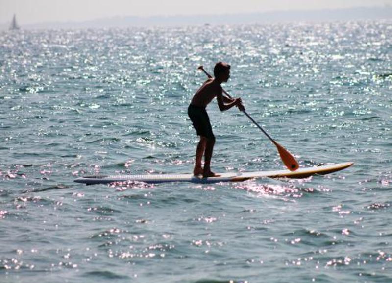 Teilnehmer der Jugendreise Barcelona fahren mit dem SUP