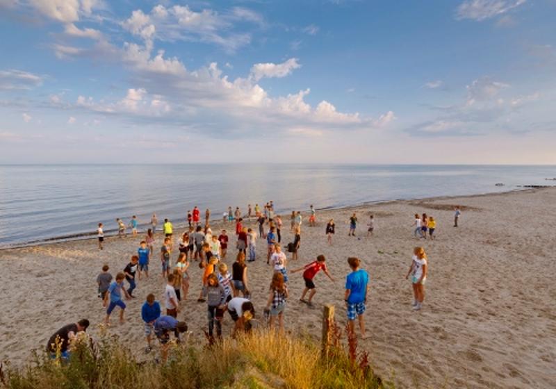Gruppe steht am Strand im Ostsee Jugendurlaub