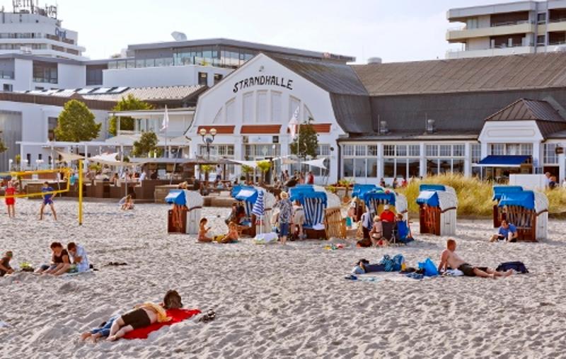 Das Strandpanorama mit Stadt im Ostsee Jugendurlaub