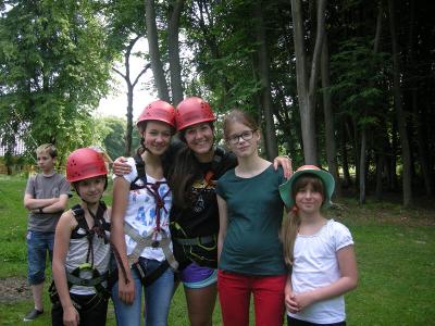 Kinder in Kletterausrüstung im Englisch Sprachcamp am Schweriner See