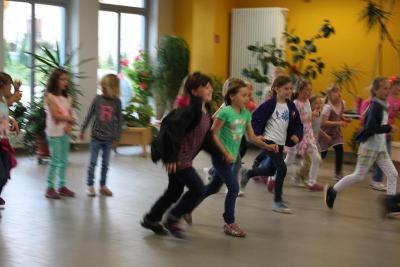 Kinder beim Spielen im Ferienlager