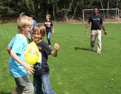 Kinder beim Luftballontanz im Englischcamp
