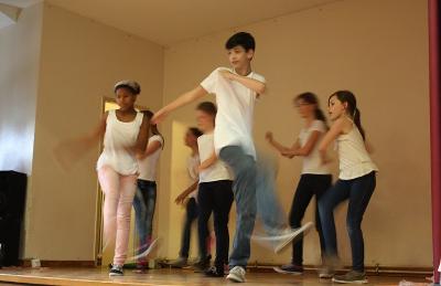 Kinder beim Tanzen im Englischcamp