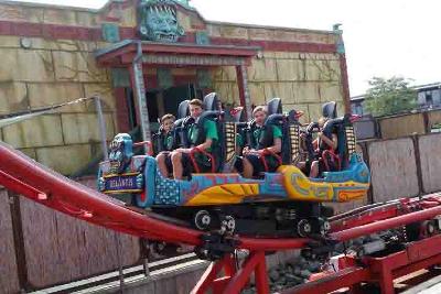 Achterbahn fahren im Erlebnispark Belantis im Ferienlager