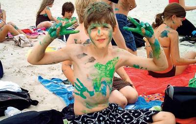Junge bunt gemalt im Ferienlager in Trassenheide