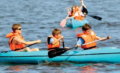 Jungs fahren Kanu auf dem Wasser im Aktivcamp Beetzsee
