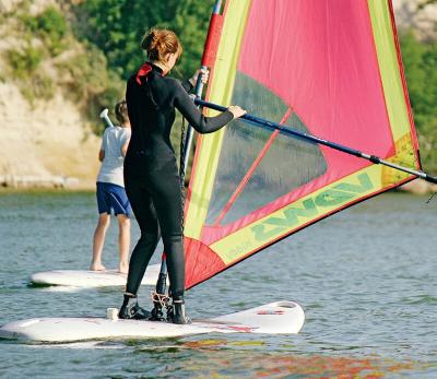 Mädchen beim Segeln im Surfcamp Peenemünde in MV
