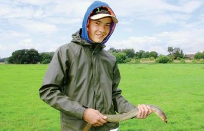 Junge mit selbstgefangenem Fisch im Angelcamp Sternberg