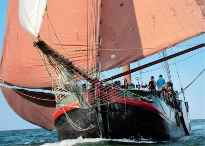 Schiff im Segelcamp