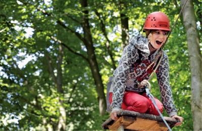 Mädchen klettert im Ferienlager in Mecklenburg-Vorpommern