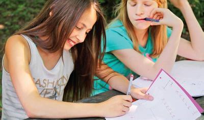 Mädchen mit Unterrichtsheft im Englisch-Camp Gadow