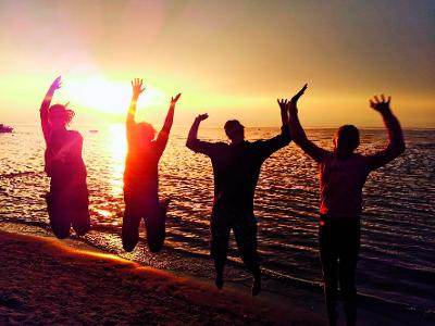 Sonnenuntergang am Strand mit Jugendlichen im Ostseecamp Lubmin