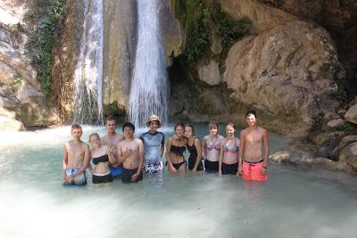 Gruppe bei Wasserfall auf Jugendfreizeit Greece