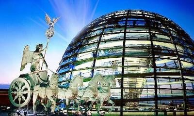 Kinder eines Herbstcamps sind am Bundestag