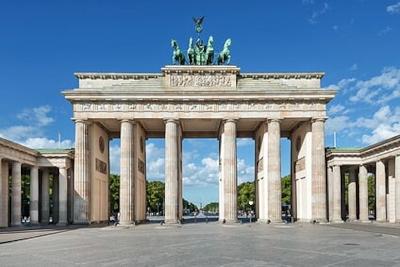 Kinder eines Herbstcamps besichtigen Berlin