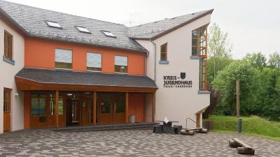 Kinder eines Herbstcamps schlafen im Haus