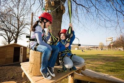 Kinder im Hochseilgarten im Ferienlager Stuttgart
