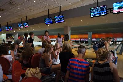 Kinder beim Bowling auf der Sprachreise für Schüler auf Malta