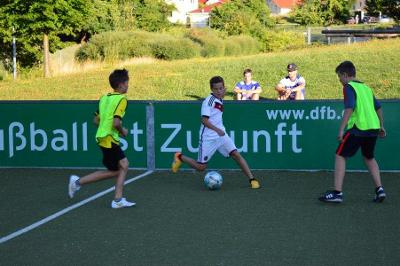 Jungs beim Fußball spielen im Fußballcamp Baden-Württemberg
