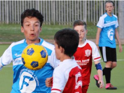 Jungs kämpfen um den Ballin der Sportfreizeit Hinsbeck
