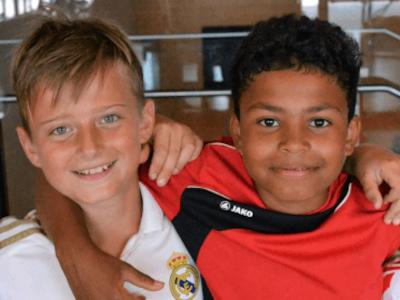 Jungs grinsen in die Kamera in der Sportfreizeit Hinsbeck