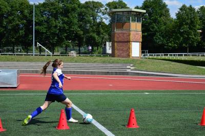  Kinder eines Sportcamps Kinder Sommerferien dribbeln