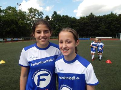  Kinder eines Sportcamps Kinder Sommerferien lächeln