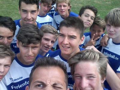 Jungs beim Teambuilding im Fußballcamp