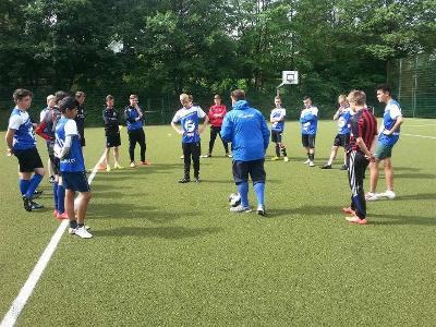 Jungs hören dem Trainer zu im Fußballcamp Wiehl