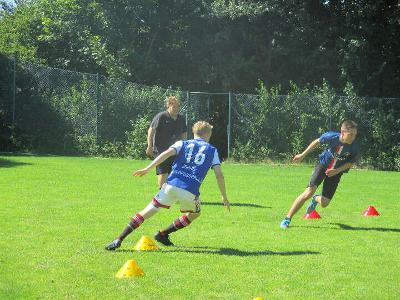 Trainer feuert Jungs an im Fußballcamp