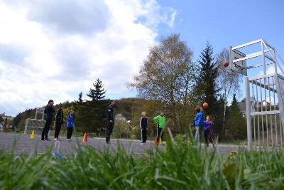 Kinder beim Basketball spielen im Ostercamp