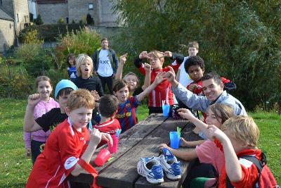 Kinder mit Betreuern im Sportcamp