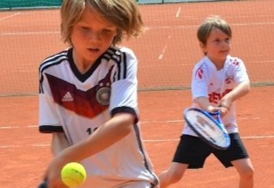 Jungs spielen Tennis im Sportcamp Hinsbeck