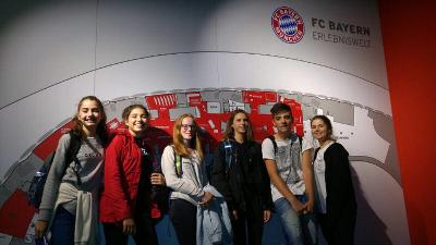 Teilnehmer eines Englisch Camps Bayern besichtigen das München Stadion
