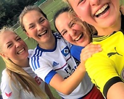  Kinder eines Sportcamps Kinder Sommerferien haben Freunde gefunden
