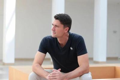 Ein Mann sitzt in den Abi Ferien auf einer Bank