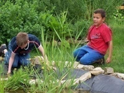 Zwei Jungen bauen mit Steinen im Ferienlager in Thüringen