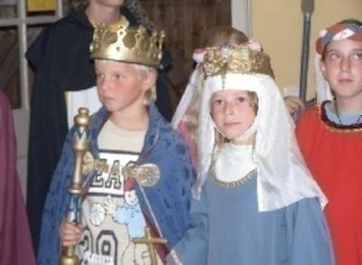 Mädchen und Junge in Mittelalterverkleidung im Ferienlager in Thüringen