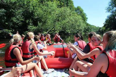 Jugendliche im Schlauchboot im Ferienlager in Thüringen