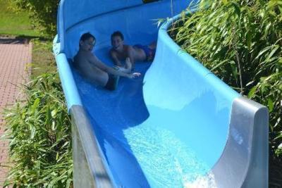 Zwei Jungs auf der Wasserrutsche im Ferienlager in Thüringen. 