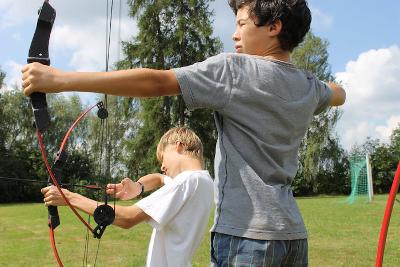 Kinder beim Bogenschießen im Herbstcamp Johanngeorgenstadt